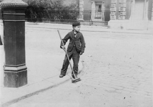 Crossing sweeper in 1884 (by R L Sirus, courtesy of The National Archives 